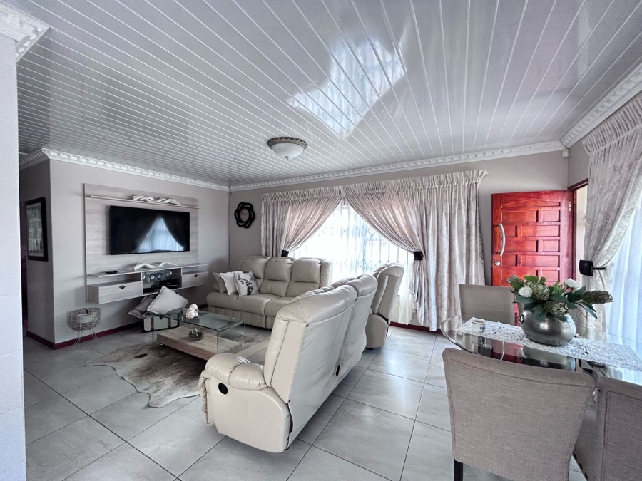 3 Bedroom Property for Sale in Cove Rock Eastern Cape